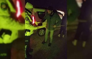 Polis ekiplerinden görenlerin içini ısıtan davranış