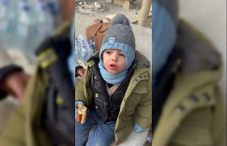 Polis teyzelerinin altında kaldığı enkazın başından...
