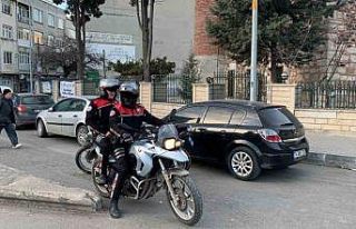 Polis uygulamasından kaçmaya çalışan araçtan...