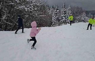 Polisler, iki kardeşin kar topu eğlencesine ortak...