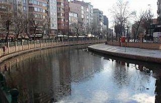 Porsuk Çayı yüzeyi buz tutmaya başladı