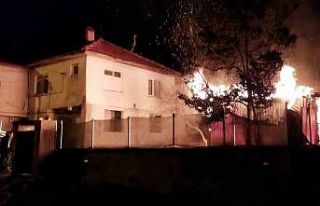 Prefabrik ev alev topuna döndü, ekipler söndürmek...