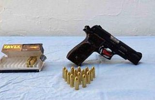 Ruhsatsız tabanca ve uyuşturucu ele geçirildi