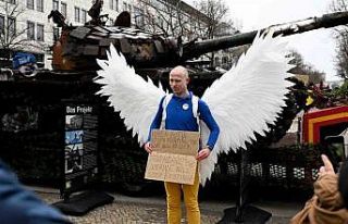 Rusya’nın Berlin Büyükelçiliğinin önüne savaşta...