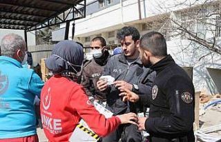 Sağlık Bakanlığı ekiplerinden enkazda çalışanlara...