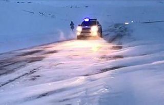 Sahara Geçidinde kar yağışı ve tipi ulaşımı...
