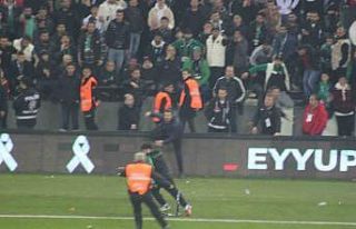 Sahaya atlayıp ortalığı karıştırmıştı, özür...