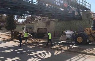 Saman balyası yüklü tır demiryolu geçidine çarptı