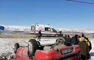 Şarampole devrilen otomobilde 5 kişi yaralandı.
