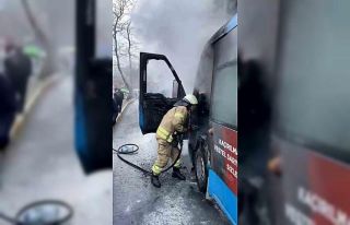 Sarıyer’de yanan minibüs itfaiye ekiplerince söndürüldü