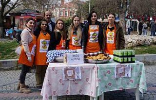 Sattıkları lokmaların geliriyle depremzede aileye...