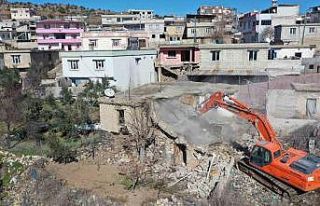 Şehitkamil’deki ağır hasarlı yapıların yıkımına...