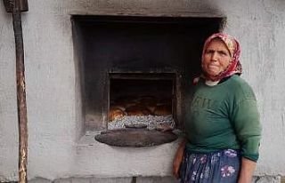 Selendili’de kadınlar depremzedeler için ekmek...