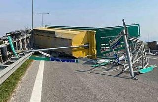 Seyir halinde dorsesi açılan kamyon ortalığı...