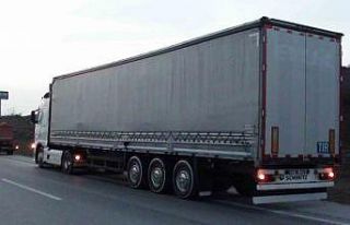 Seyir halindeki tıra çarpan otomobil yan yola savruldu:...