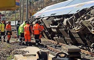 Şiddetli deprem tren vagonlarını devirdi, rayları...