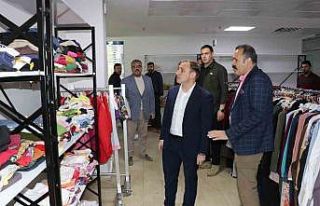 Siirt Vali Vekili Abdulhamit Mutlu, depremzede ailelerin...