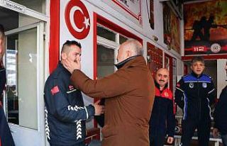 Silpagar, enkazdan 12 kişiyi canlı kurtaran ekibi...