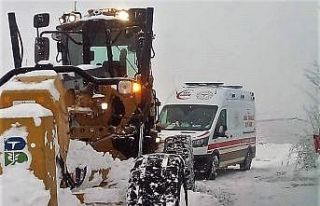 Sındırgı’da kar yağışı ile mücadele sürüyor