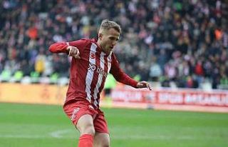 Sivassporlu Samu Saiz, depremzedelere 550 bin TL bağışladı