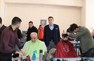 Sivas’ta depremzedelere saç ve sakal bakımı yapıldı