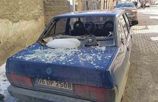 Sorgun’da Buz Kütlesi Arabanın Üzerine Düştü