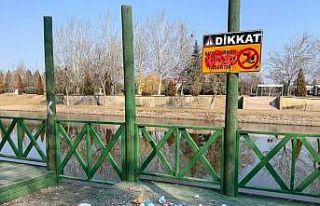 Sorumsuzca atılan çöpler eşsiz Porsuk manzarasına...