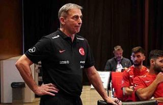 Stefan Kuntz, depremzedeler için kasiyerlik yapacak