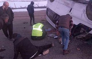 Taklalar atan minibüsteki 6 kişi yaralandı