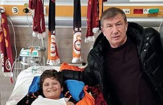 Tanju Çolak, depremzede Cihan Emir Parlak ile bir...