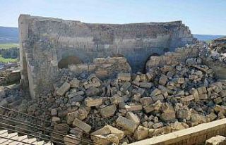 Tarihi İç Kale Cami depremde ağır hasar gördü