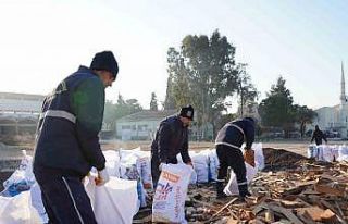 Tarsuslu hayırseverden 2 tır yakacak odun bağışı