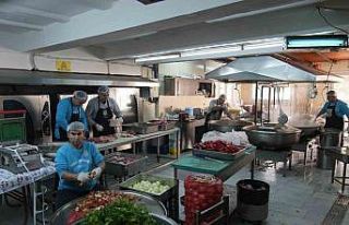 Tarsus’ta depremzedelere her gün 6 bin sıcak yemek