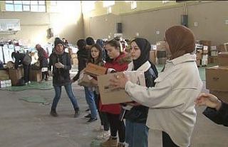 Tatile rağmen okulları terk etmeyip depremzedeler...