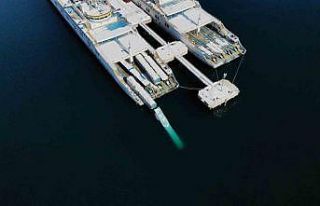 Tatvan’da feribota yükleme yapılırken vagonlar...