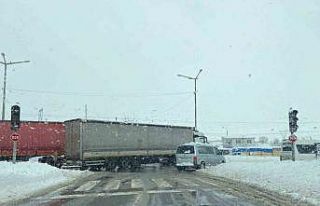 Tatvan’da tır ile minibüs çarpıştı: 3 yaralı