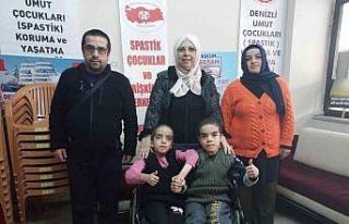Tek sandalyeye sığmayan engelli kardeşler, çift...