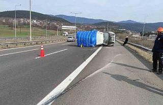 TEM’de kontrolden çıkan kamyonet devrildi