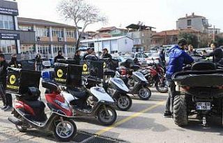 Tıkanan trafikte yaraları motosikletliler sarıyor