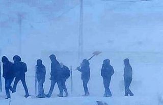 Tipi nedeniyle yolda mahsur kalan öğrenciler kurtarıldı