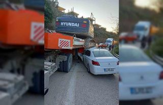 Tırın altına giren araçtan yaralı çıktılar