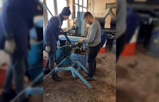 Tomarza’da depremzedeler için soba üretiliyor
