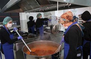 Toroslar Belediyesinden depremzedelere sıcak yemek
