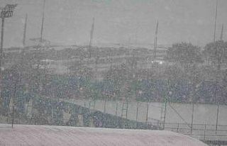 Trabzon’da şehir merkezine mevsimin ilk karı yağdı