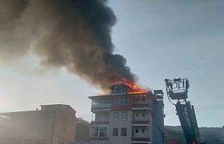 Trabzon’un Araklı ilçesinde 5 katlı evin çatısı...