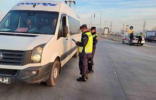 Trafik jandarması okul servislerini denetliyor