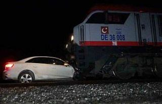 Trenin altında kalan otomobildeki 2 kişi ölümden...