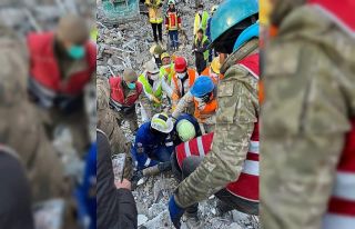 Ukraynalı ekip depremin 9. gününde bir kadını...