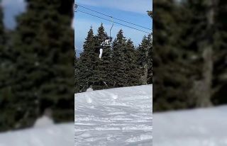 Uludağ’da bir kayakçı telesiyejde böyle asılı...