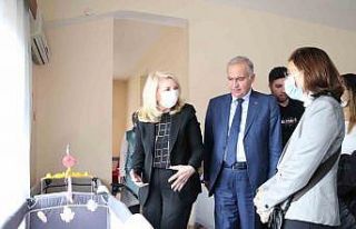 UNİCEF Genel Direktörü Catherine Russell depremzede...